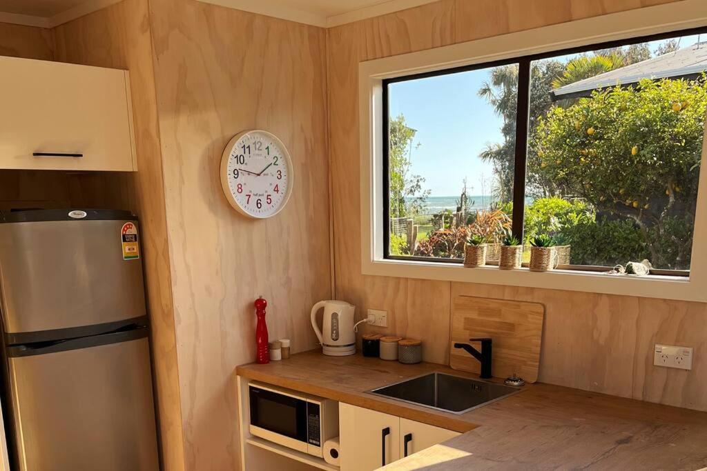 Beachside Gem - Cosy Chalet Parapara Eksteriør billede